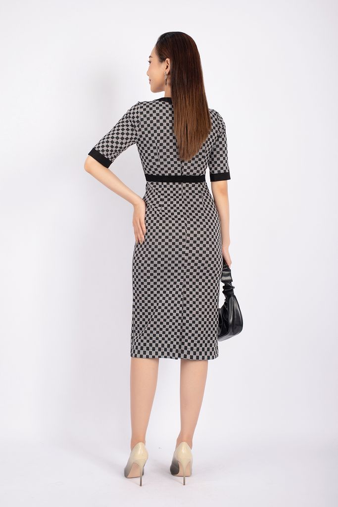 FDD9092 - Đầm công sở vải len dáng ôm cổ tròn phối màu thân ngực đính cúc trang trí - PANTIO