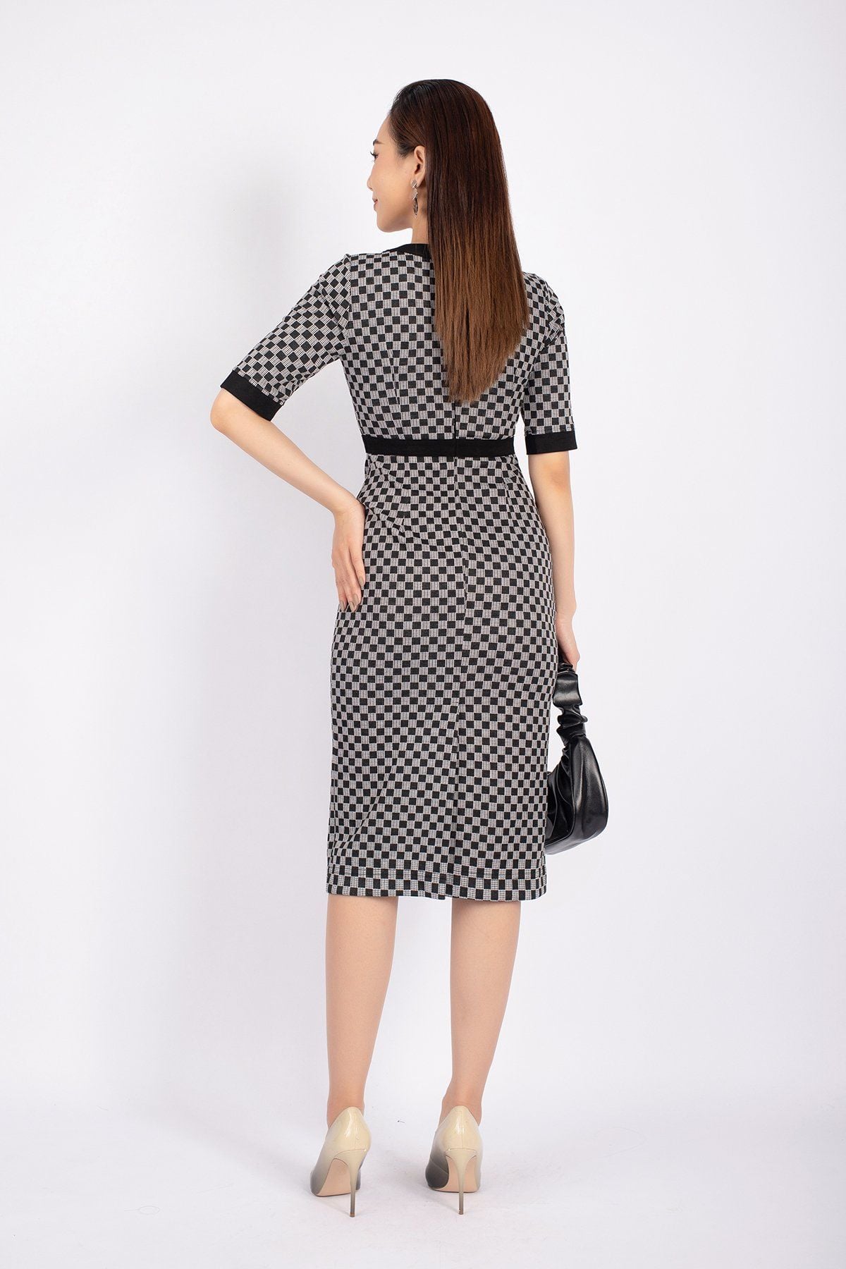 FDD9092 - Đầm công sở vải len dáng ôm cổ tròn phối màu thân ngực đính cúc trang trí - PANTIO