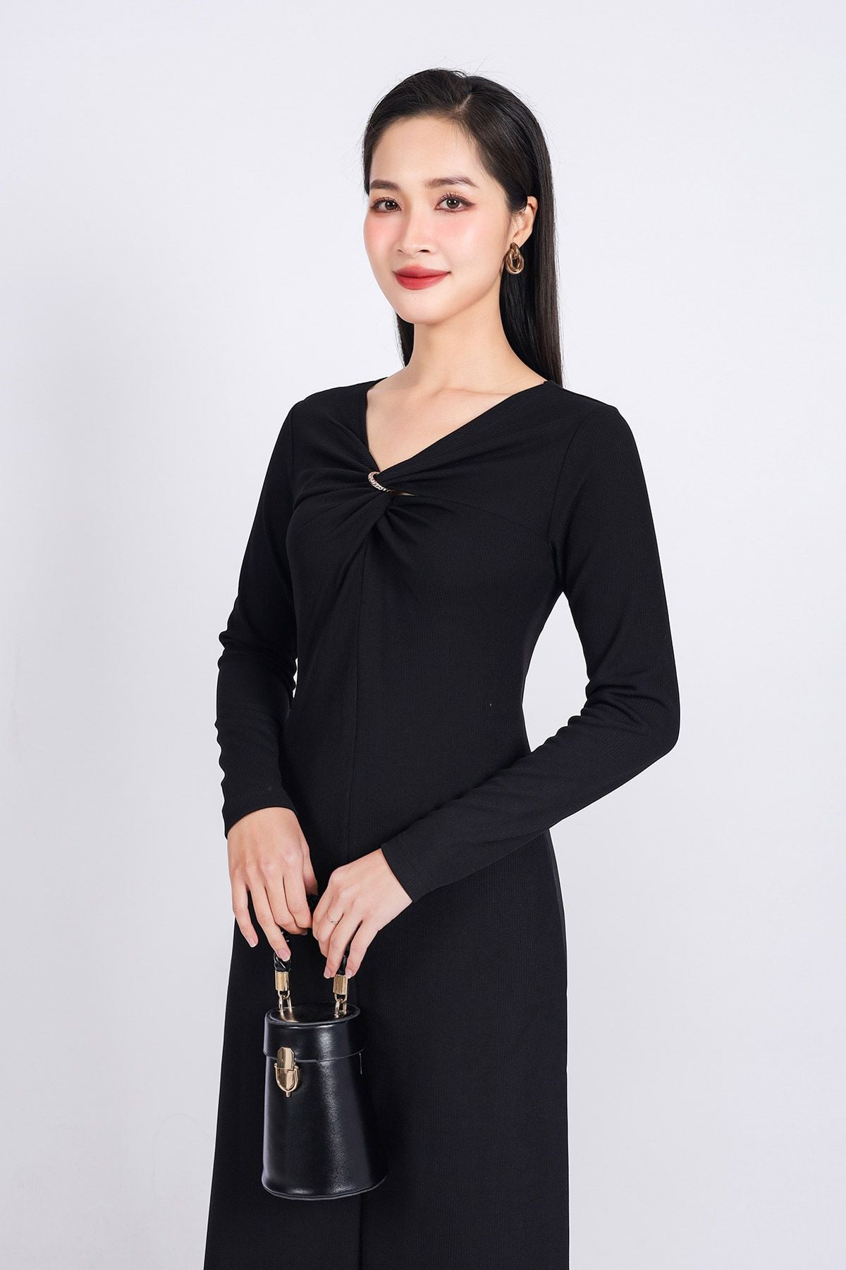 FDD9137 - Đầm len dệt kim cao cấp dáng suông cổ xẻ V vặn xoắn phối kim loại thời trang - PANTIO