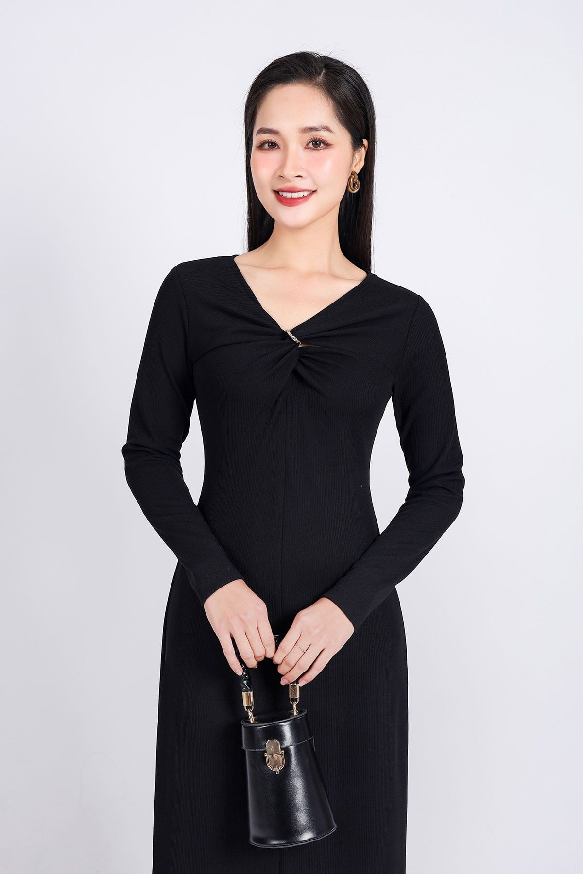 FDD9137 - Đầm len dệt kim cao cấp dáng suông cổ xẻ V vặn xoắn phối kim loại thời trang - PANTIO