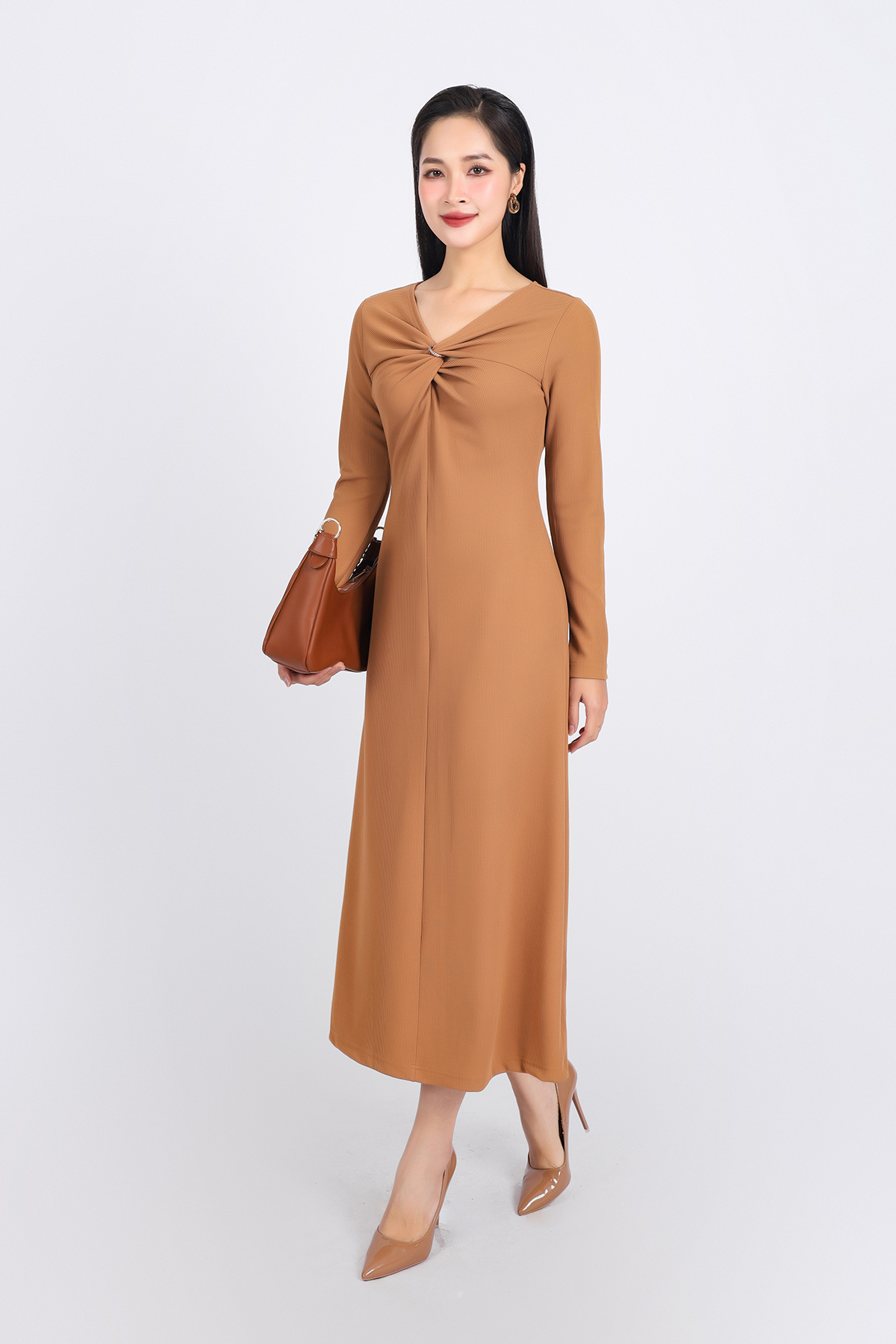 FDD9137 - Đầm len dệt kim cao cấp dáng suông cổ xẻ V vặn xoắn phối kim loại thời trang - PANTIO