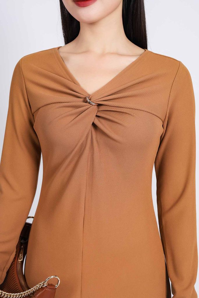 FDD9137 - Đầm len dệt kim cao cấp dáng suông cổ xẻ V vặn xoắn phối kim loại thời trang - PANTIO