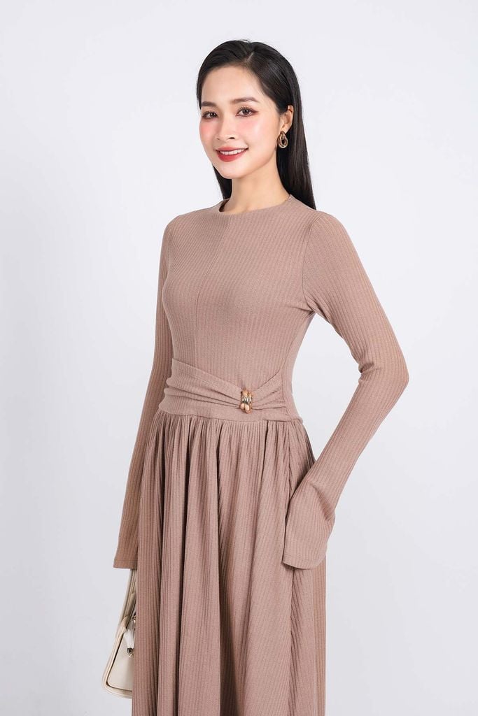 FDD9138 - Đầm len dệt kim cao cấp dáng suông cổ tròn ống tay loe eo phối vạt đính kim loại trang trí thân váy xếp nhún tạo xoè- PANTIO