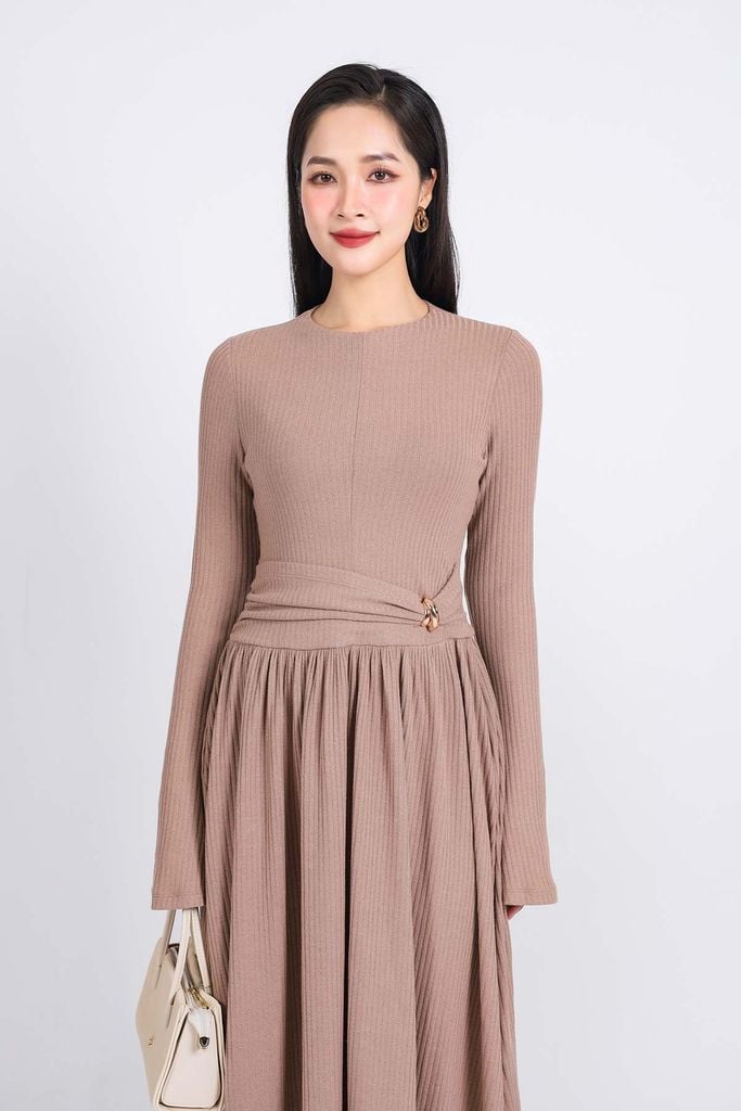 FDD9138 - Đầm len dệt kim cao cấp dáng suông cổ tròn ống tay loe eo phối vạt đính kim loại trang trí thân váy xếp nhún tạo xoè- PANTIO