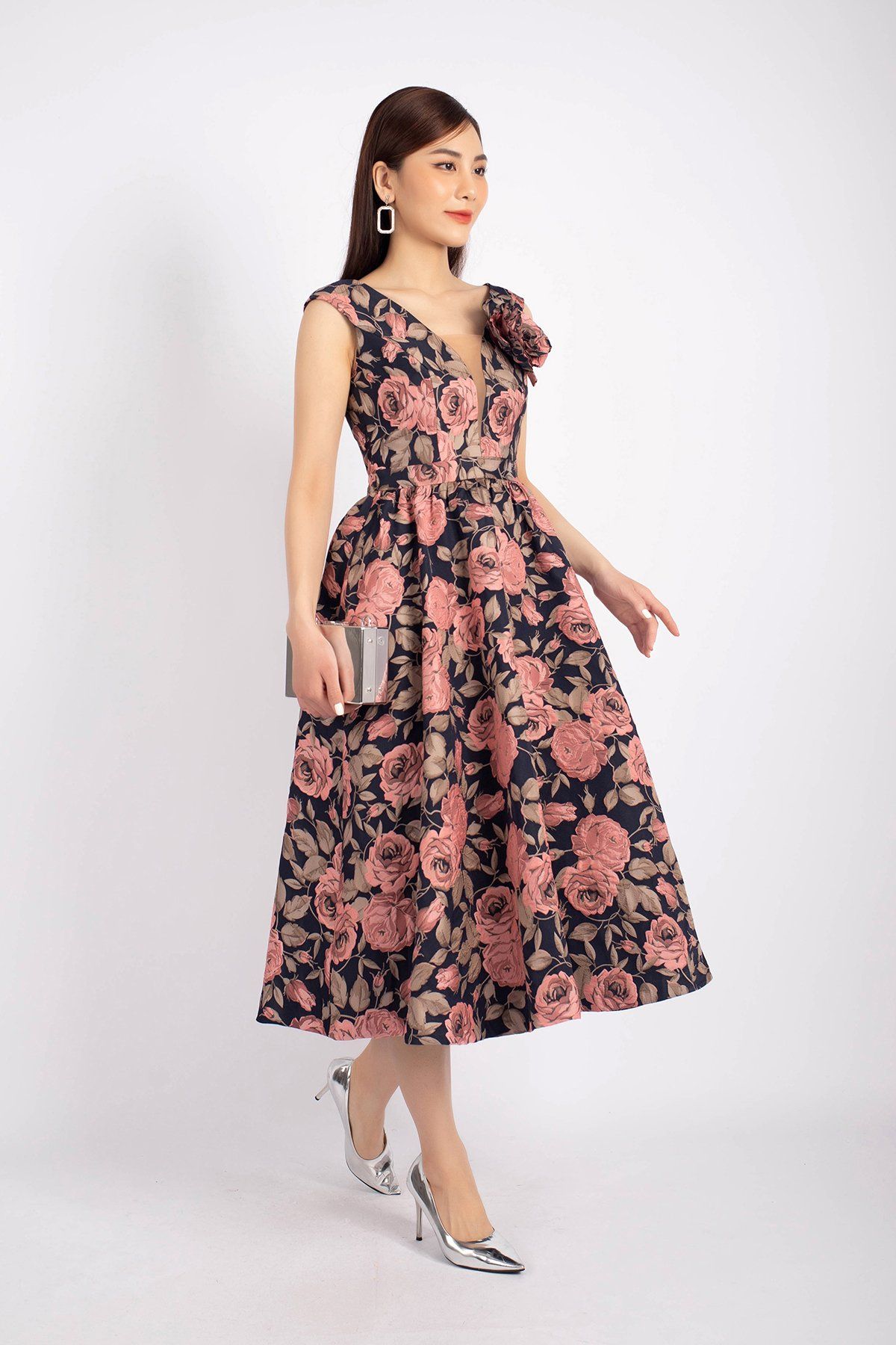 FDH1375 - Đầm công sở vải gấm dáng Xoè cổ V phối ren kèm hoa 3D cài áo khóa thân sau - PANTIO