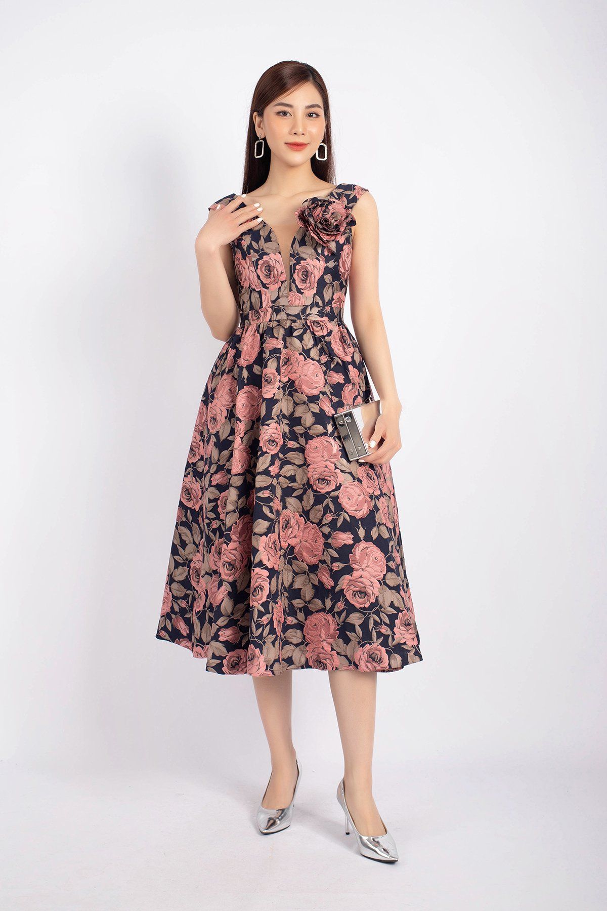 FDH1375 - Đầm công sở vải gấm dáng Xoè cổ V phối ren kèm hoa 3D cài áo khóa thân sau - PANTIO