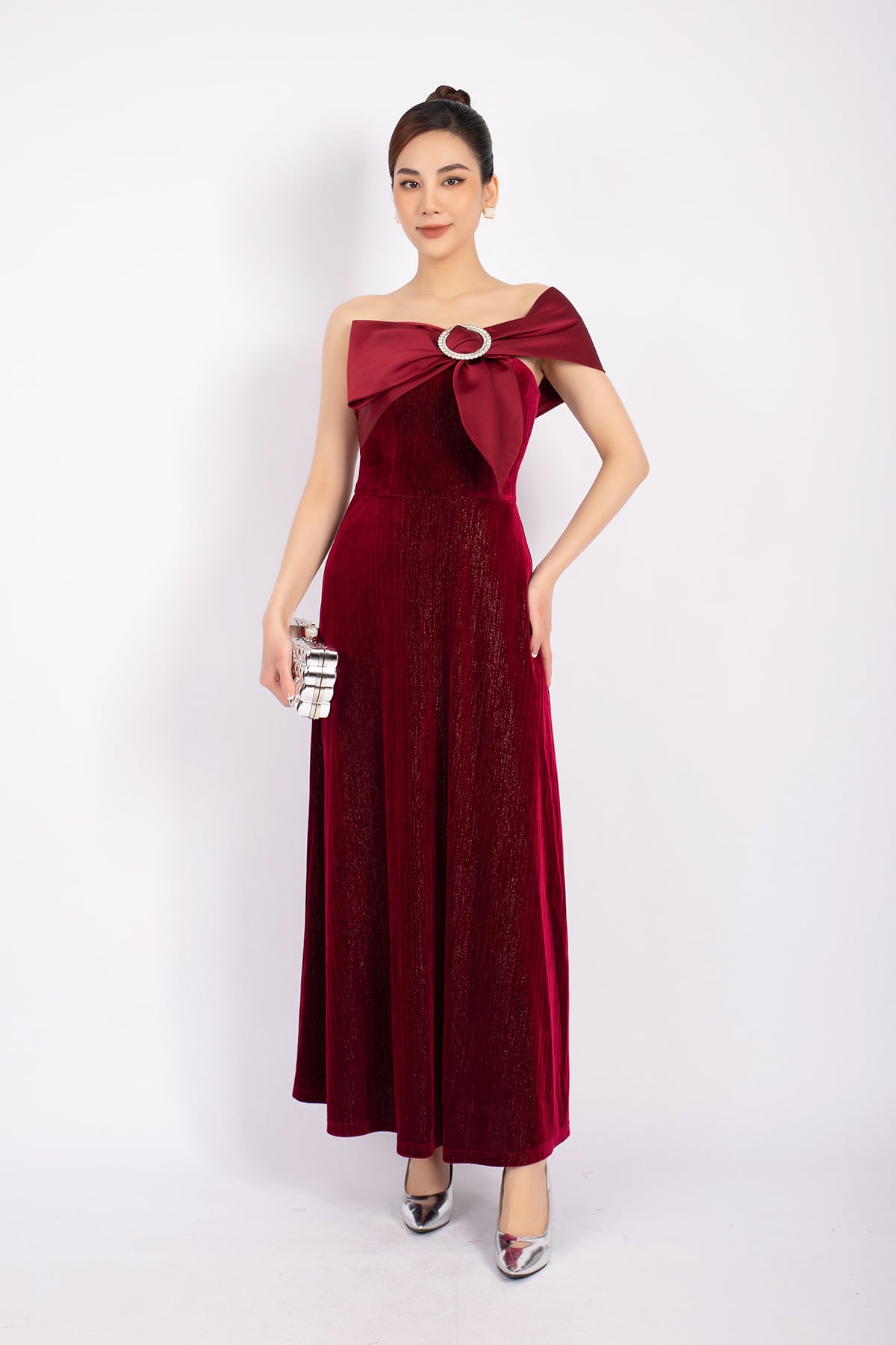FDH9359 - Đầm dự tiệc vải nhung dáng Xoè ngang vai tạo nơ 3D phối mặt kim loại trang trí - PANTIO