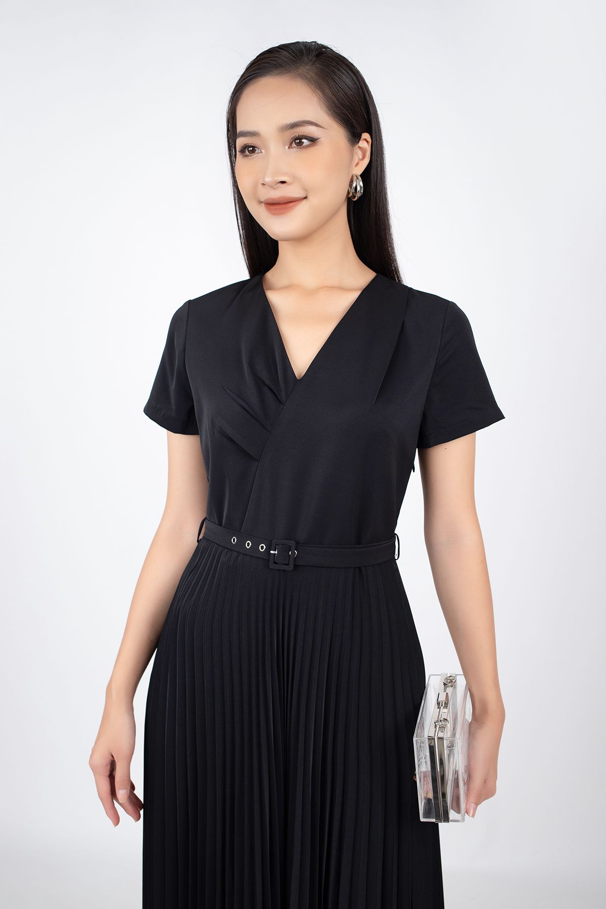 FDP12888 - Đầm dạo phố vải lụa dáng xòe cổ V xếp nếp thân ngực chân váy dập ly kèm thắt lưng - PANTIO