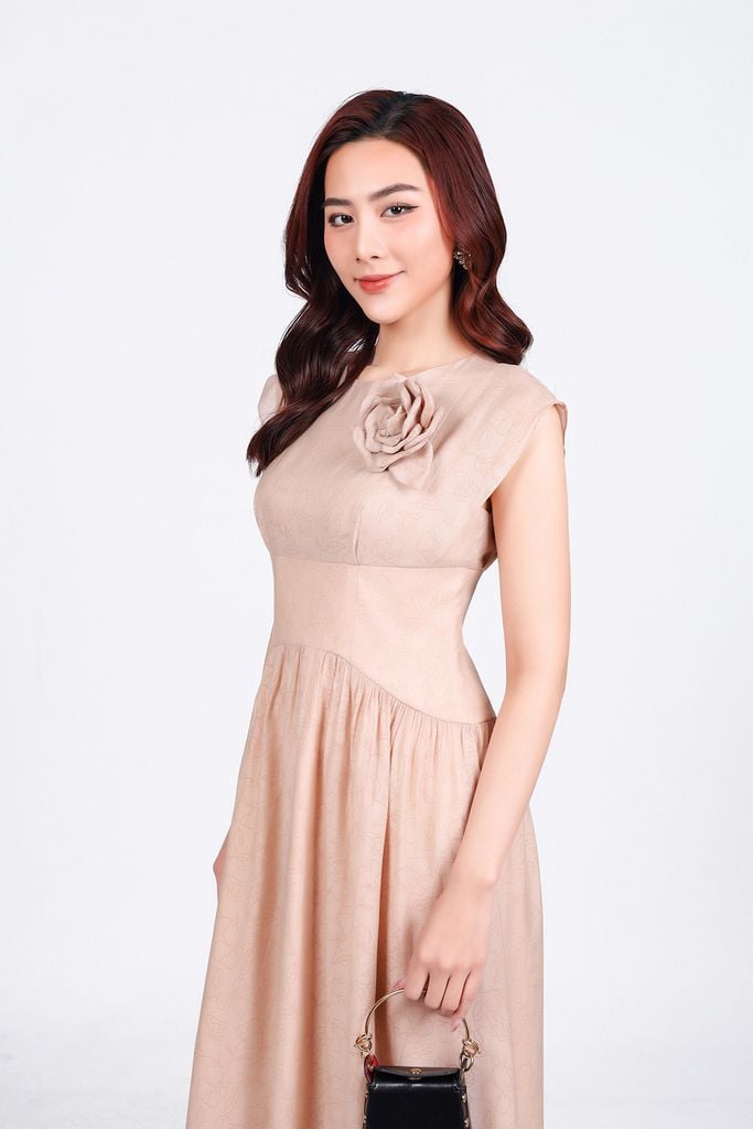FDP13413 - Đầm dạo phố vải tơ dáng suông cổ tròn vai chờm eo đáp cạp nhỏ xếp nhún tạo xoè kèm hoa cài tạo kiểu hoá thân sau - PANTIO