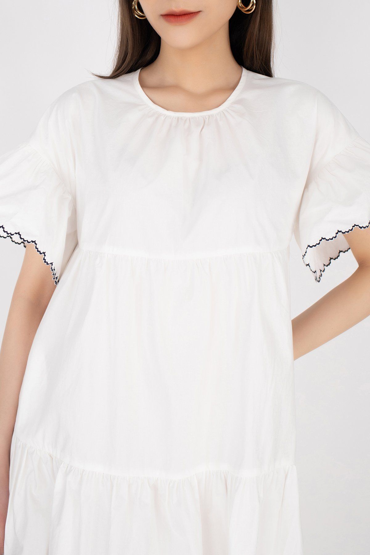 FDP32900 - Đầm dạo phố vải thô dáng suông thân xếp nhún tầng tay loe gấu thêu bô đê - PANTIO