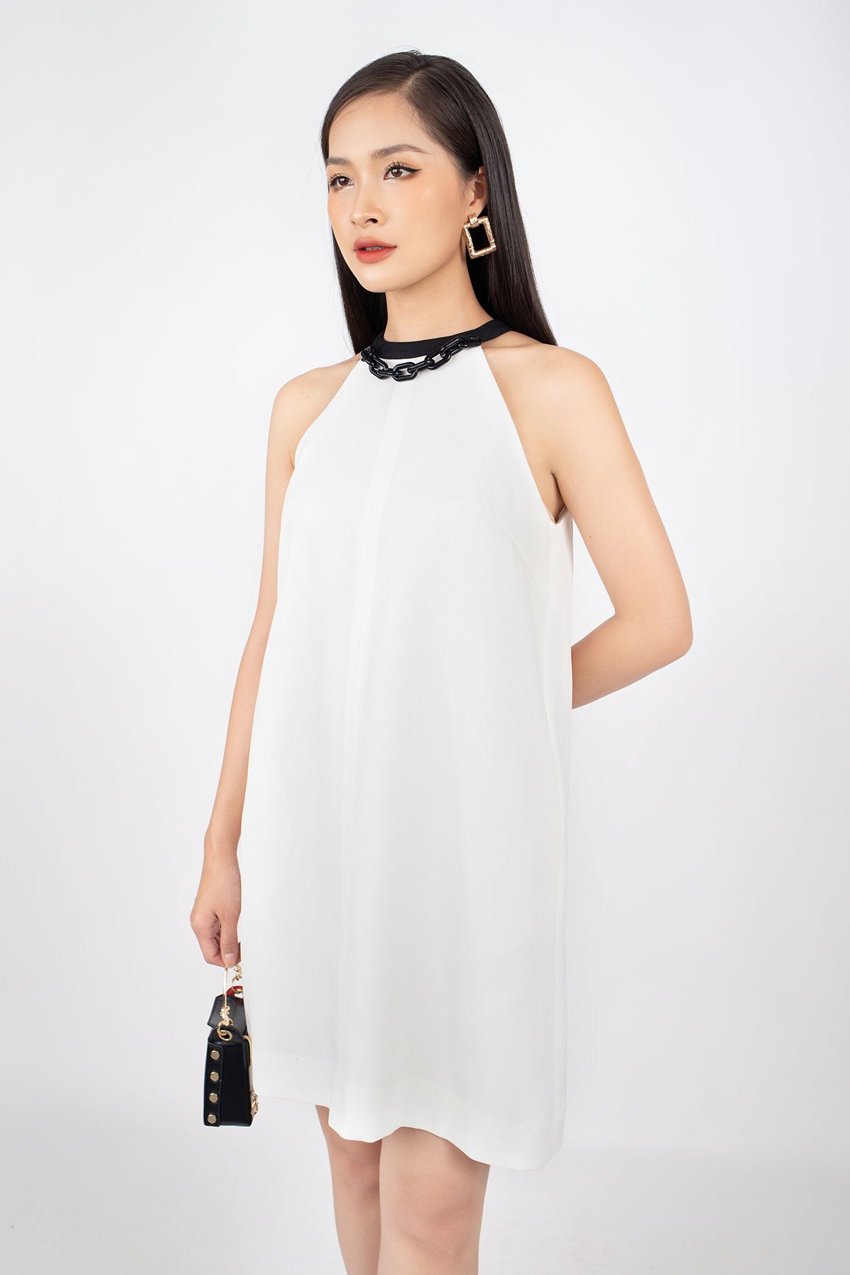 FDP32904 - Đầm dạo phố vải thô dáng A cổ yếm phối vải khác màu đính dây xích - PANTIO