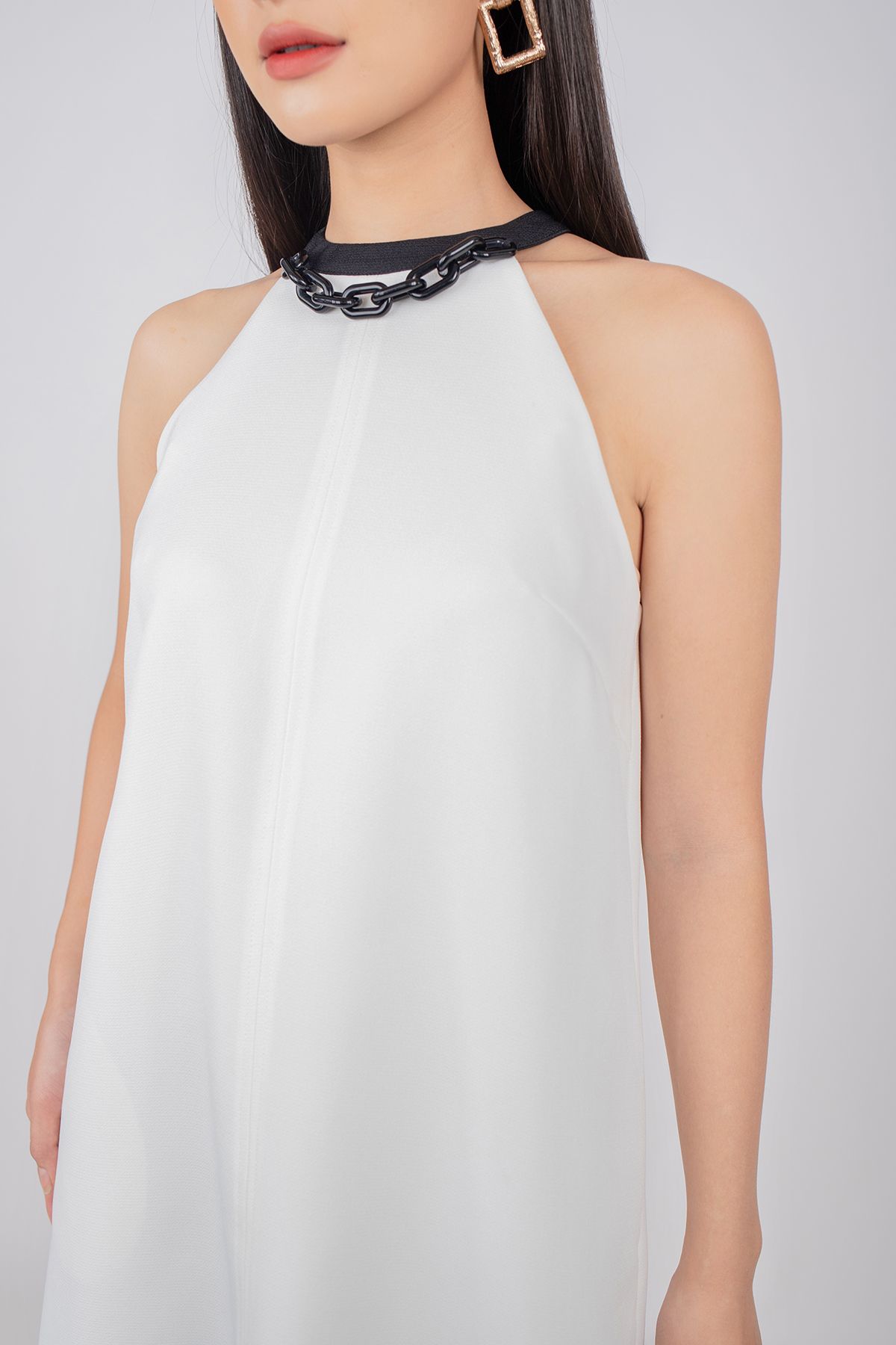 FDP32904 - Đầm dạo phố vải thô dáng A cổ yếm phối vải khác màu đính dây xích - PANTIO