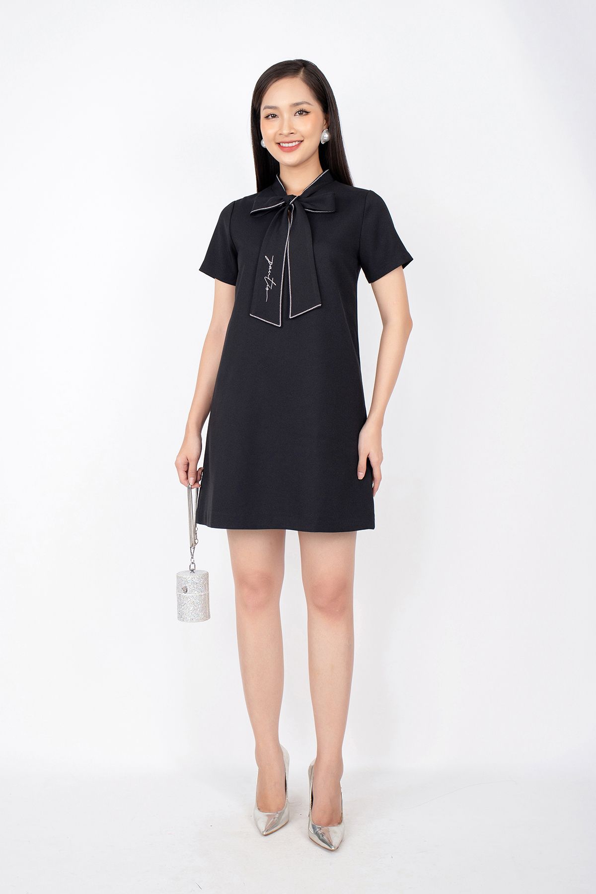 FDP32924 - Đầm dạo phố vải tuytsi dáng suông cổ buộc nơ vạt thêu họa tiết - PANTIO