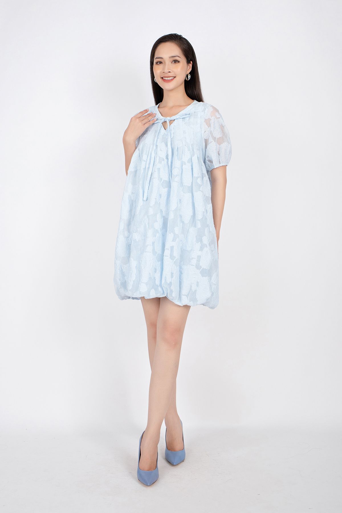 FDP32933 - Đầm dạo phố vải voan dáng xòe bom hai lớp tay nhún phồng cổ tim đính nơ - PANTIO