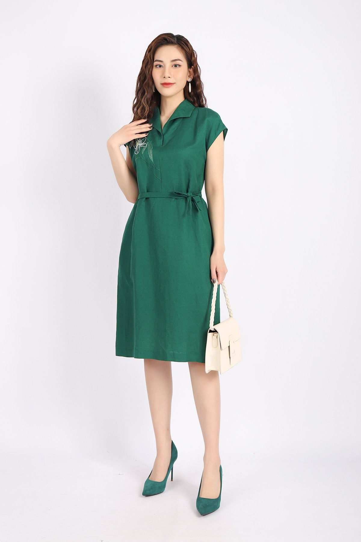FDP32956 - Đầm dạo phố vải linen dáng A cổ V bẻ vai chờm hình thêu trang trí kèm dây đai tạo kiểu - PANTIO