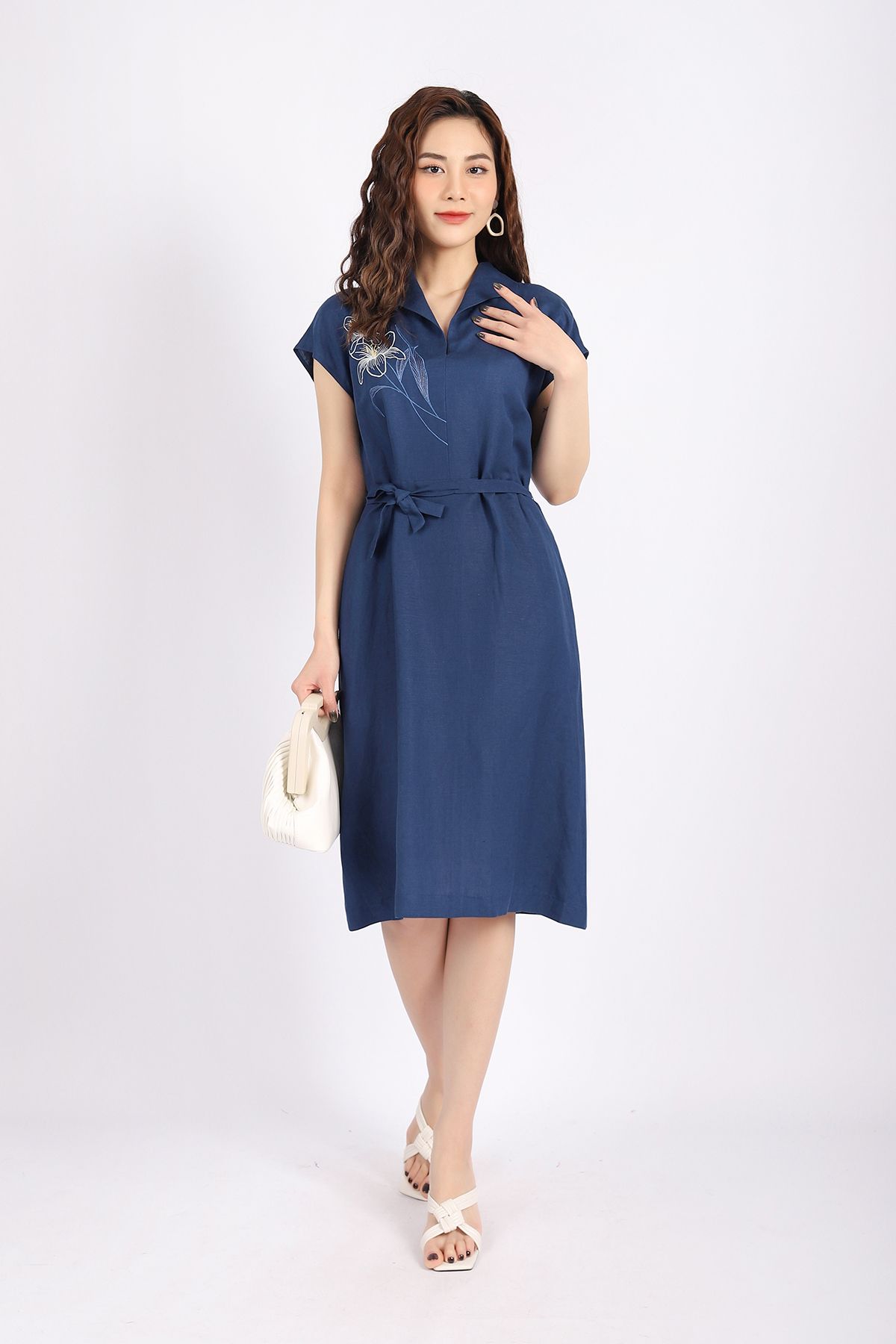 FDP32956 - Đầm dạo phố vải linen dáng A cổ V bẻ vai chờm hình thêu trang trí kèm dây đai tạo kiểu - PANTIO
