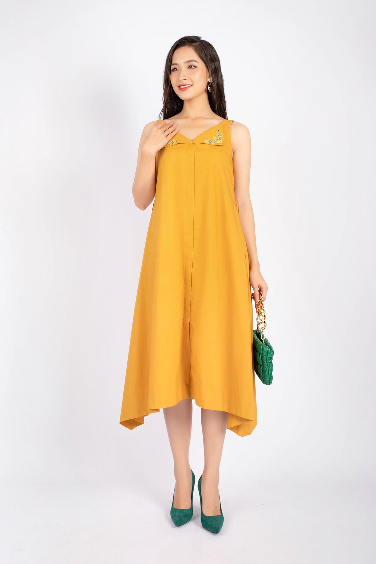 FDP33045 - Đầm dạo phố vải thô dáng suông cổ kiểu phối họa tiết thêu trang trí - PANTIO