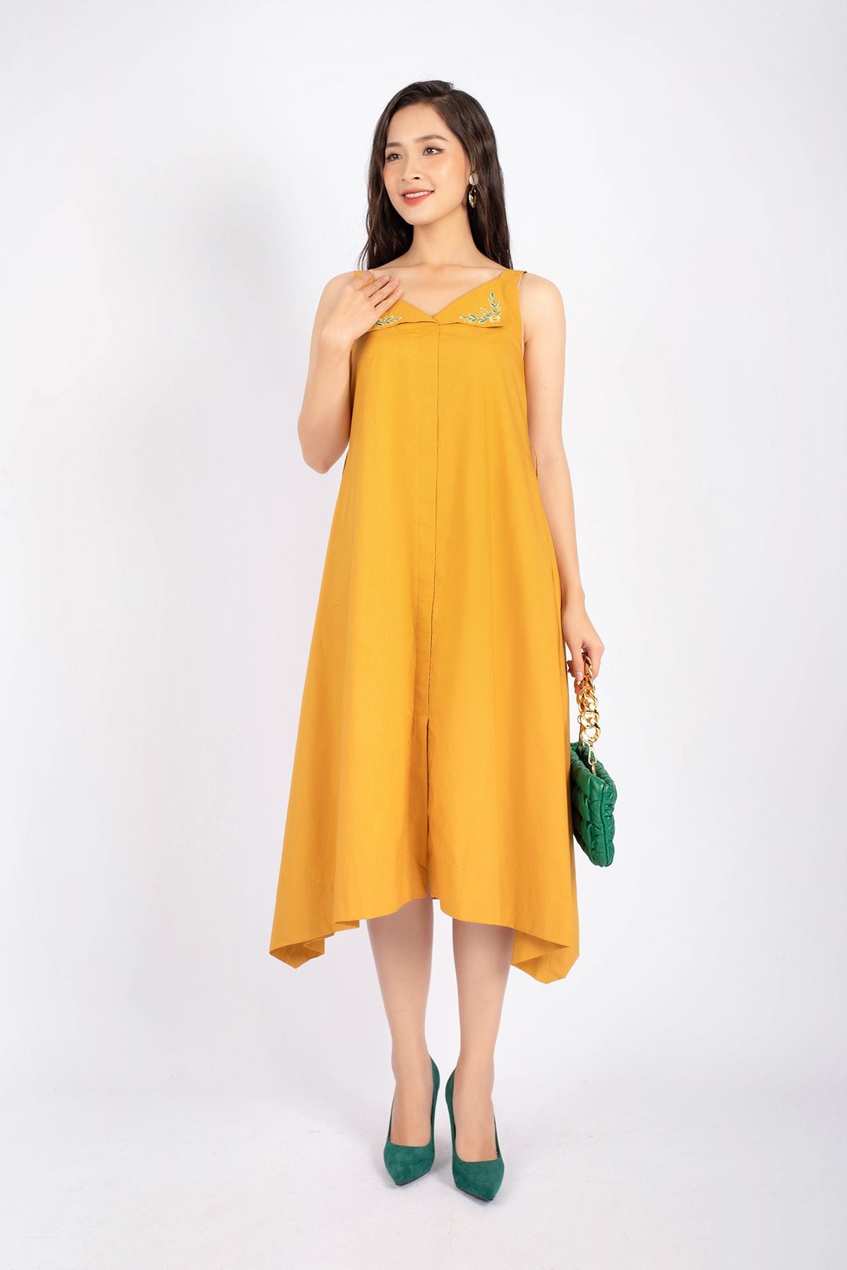 FDP33045 - Đầm dạo phố vải thô dáng suông cổ kiểu phối họa tiết thêu trang trí - PANTIO