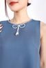 FDP33065 - Đầm công sở vải thô dáng suông A cổ tròn phối ngọc trai tạo nơ trang trí khoá thân sau
- PANTIO