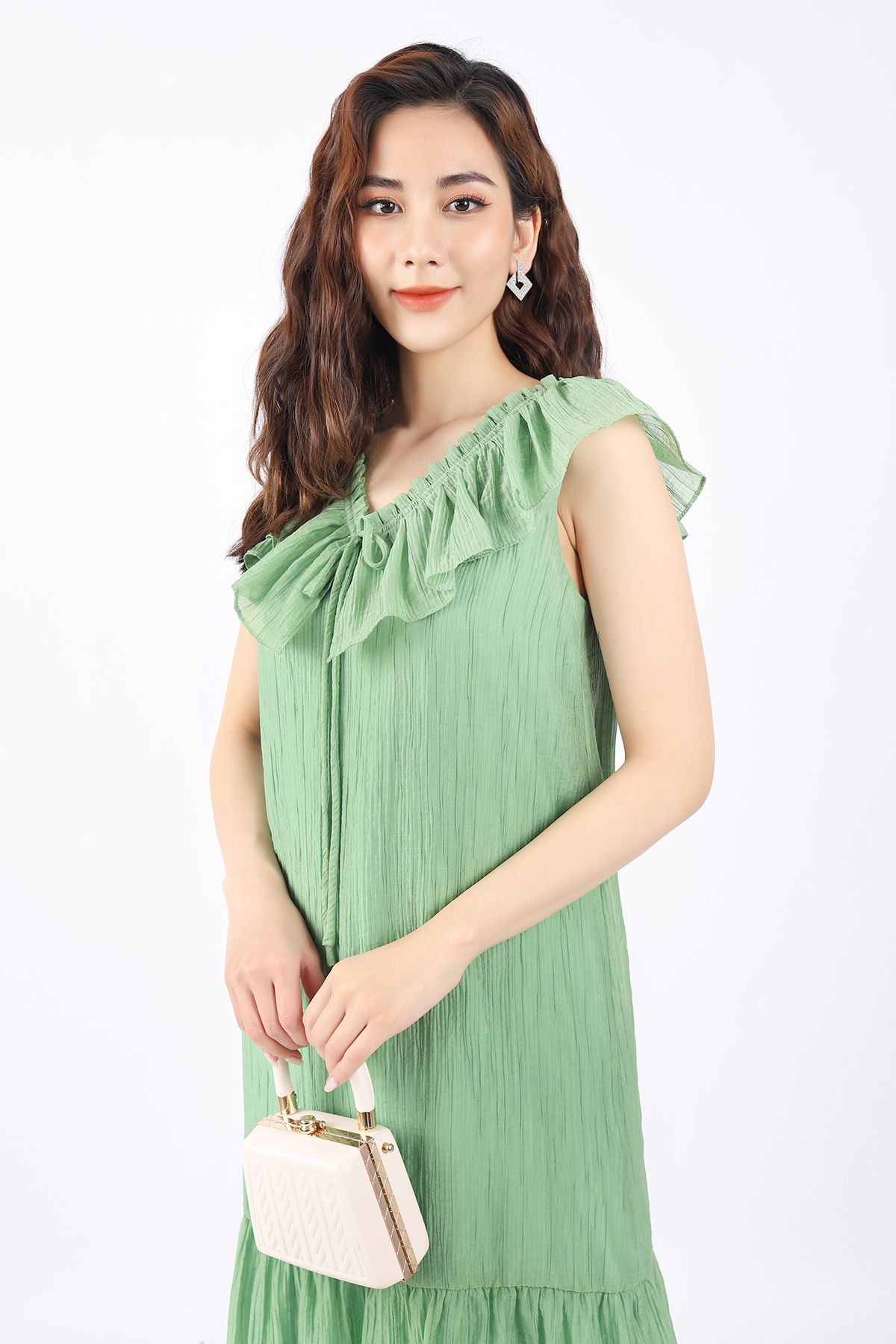 FDP33096 - Đầm dạo phố vải voăn nhăn dáng A cổ bèo xếp nhún phối dây rút tạo kiểu - PANTIO