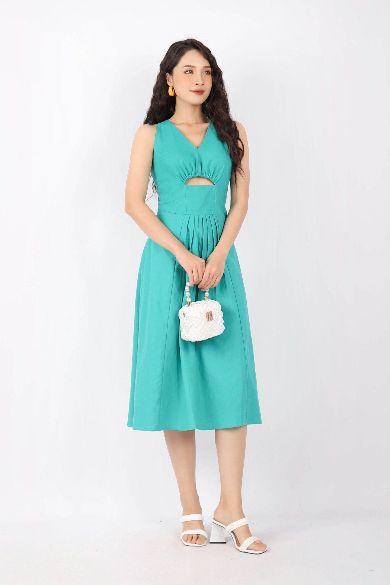 FDP33113 - Đầm dạo phố vải linen dáng Xoè cổ V chân ngực cut- PANTIO