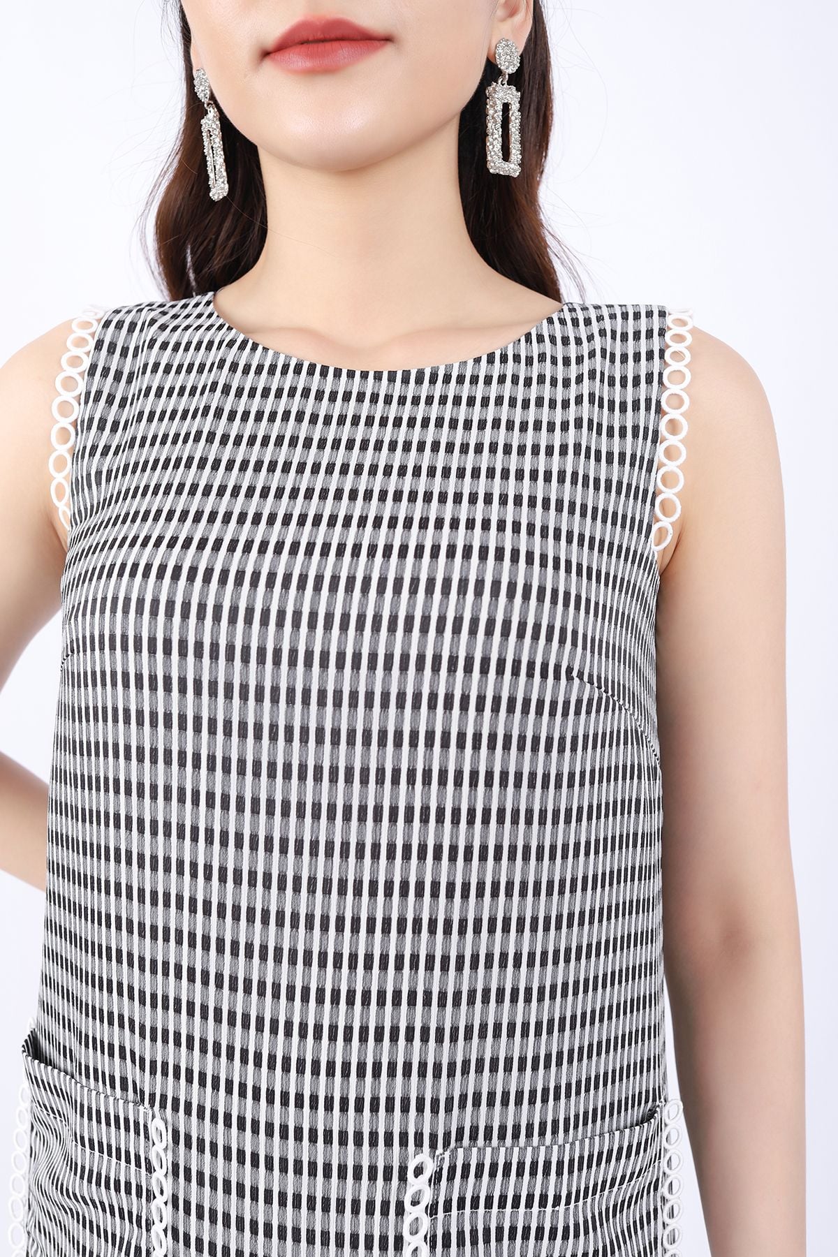 FDP33139 - Đầm dạo phố vải chiffon dáng Xoè cổ tròn viền vai và túi phối dây ren tạo kiểu - PANTIO