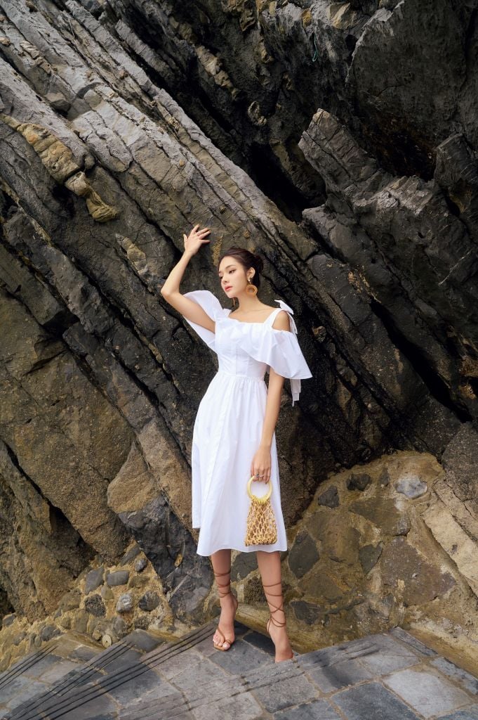 FDP33147 - Đầm dạo phố vải thô dáng Xoè vai ngang đổ bèo đính nơ một bên vai trang trí - PANTIO