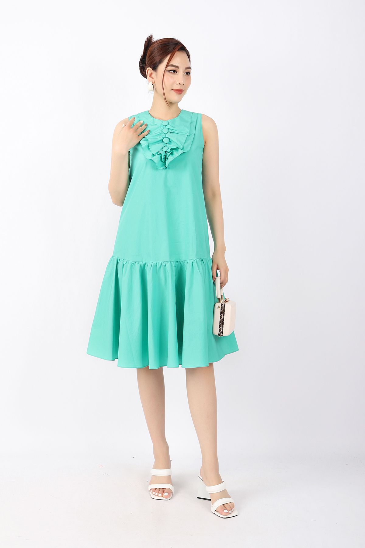 FDP33172 - Đầm dạo phố vải thô dáng xuông chân xếp nhún Xoè cổ tròn thân phố bèo và cúc bọc trang trí - PANTIO