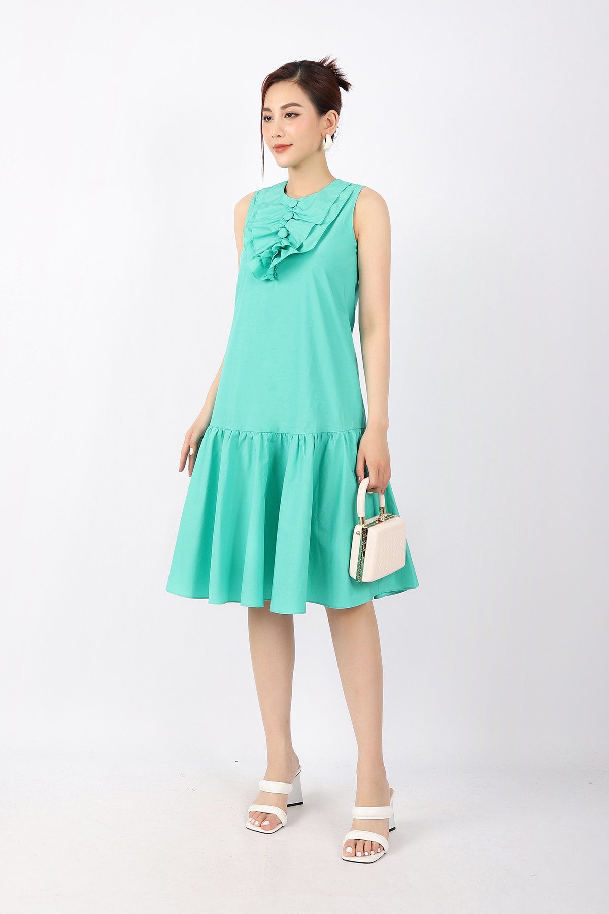 FDP33172 - Đầm dạo phố vải thô dáng xuông chân xếp nhún Xoè cổ tròn thân phố bèo và cúc bọc trang trí - PANTIO