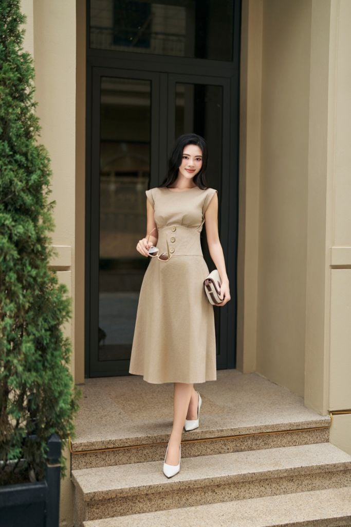 FDP33261 - Đầm dạo phố vải linen dáng xoè có lót vải habutai cổ tròn vai chờm xếp nhún thân nối chân ngực đính khuy trang trí khoá thân sau - PANTIO