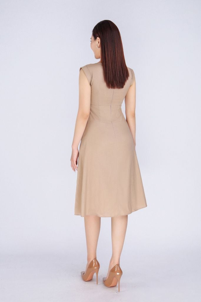 FDP33261 - Đầm dạo phố vải linen dáng xoè có lót vải habutai cổ tròn vai chờm xếp nhún thân nối chân ngực đính khuy trang trí khoá thân sau - PANTIO