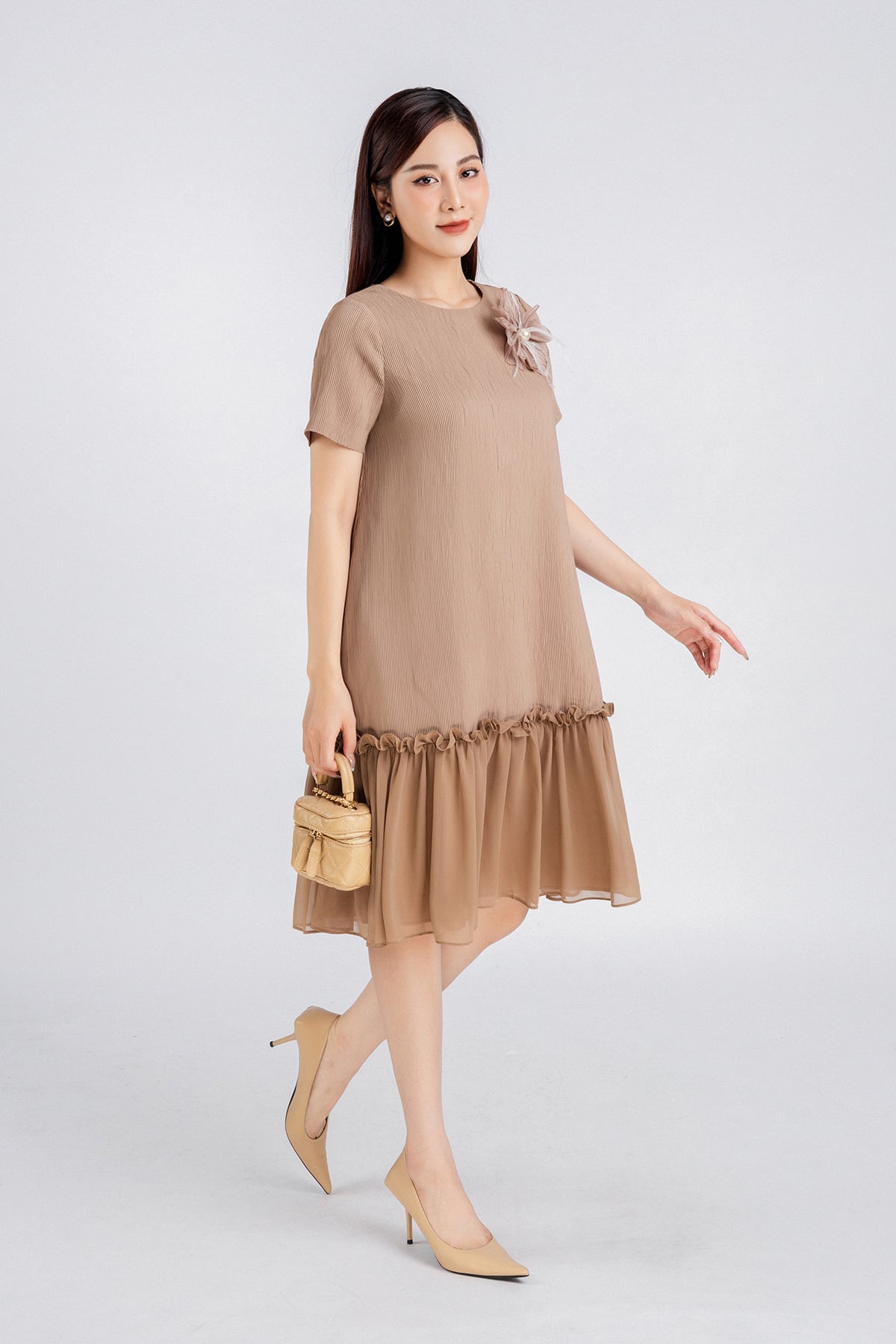 FDP33276 - Đầm dạo phố vải chiffon lót 1 lớp habutai dáng maxi kèm hoa trang trí chân váy rút dúm tạo kiểu- PANTIO