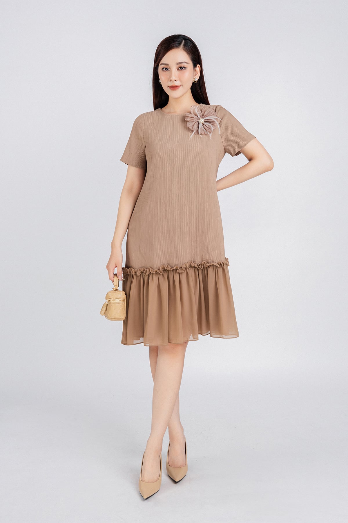 FDP33276 - Đầm dạo phố vải chiffon lót 1 lớp habutai dáng maxi kèm hoa trang trí chân váy rút dúm tạo kiểu- PANTIO