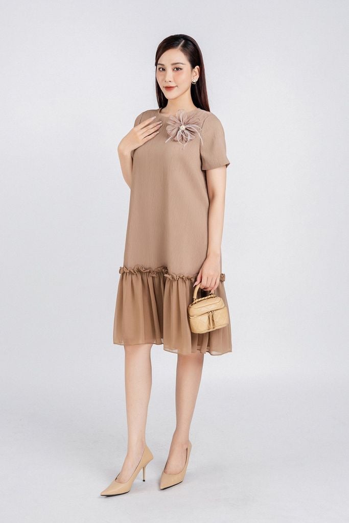 FDP33276 - Đầm dạo phố vải chiffon lót 1 lớp habutai dáng maxi kèm hoa trang trí chân váy rút dúm tạo kiểu- PANTIO