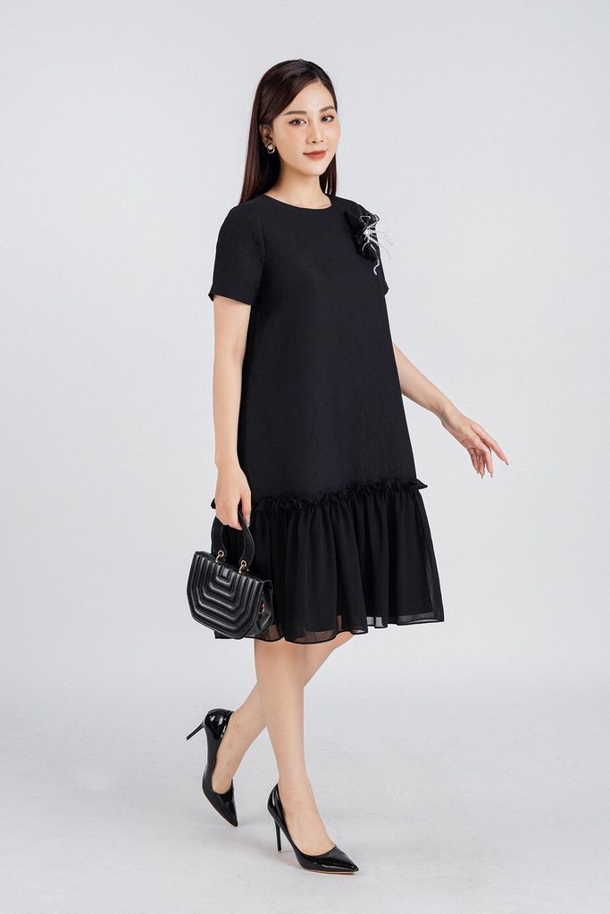 FDP33276 - Đầm dạo phố vải chiffon lót 1 lớp habutai dáng maxi kèm hoa trang trí chân váy rút dúm tạo kiểu- PANTIO
