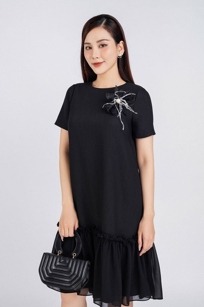 FDP33276 - Đầm dạo phố vải chiffon lót 1 lớp habutai dáng maxi kèm hoa trang trí chân váy rút dúm tạo kiểu- PANTIO