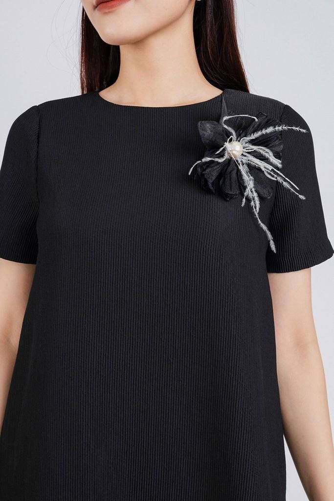 FDP33276 - Đầm dạo phố vải chiffon lót 1 lớp habutai dáng maxi kèm hoa trang trí chân váy rút dúm tạo kiểu- PANTIO
