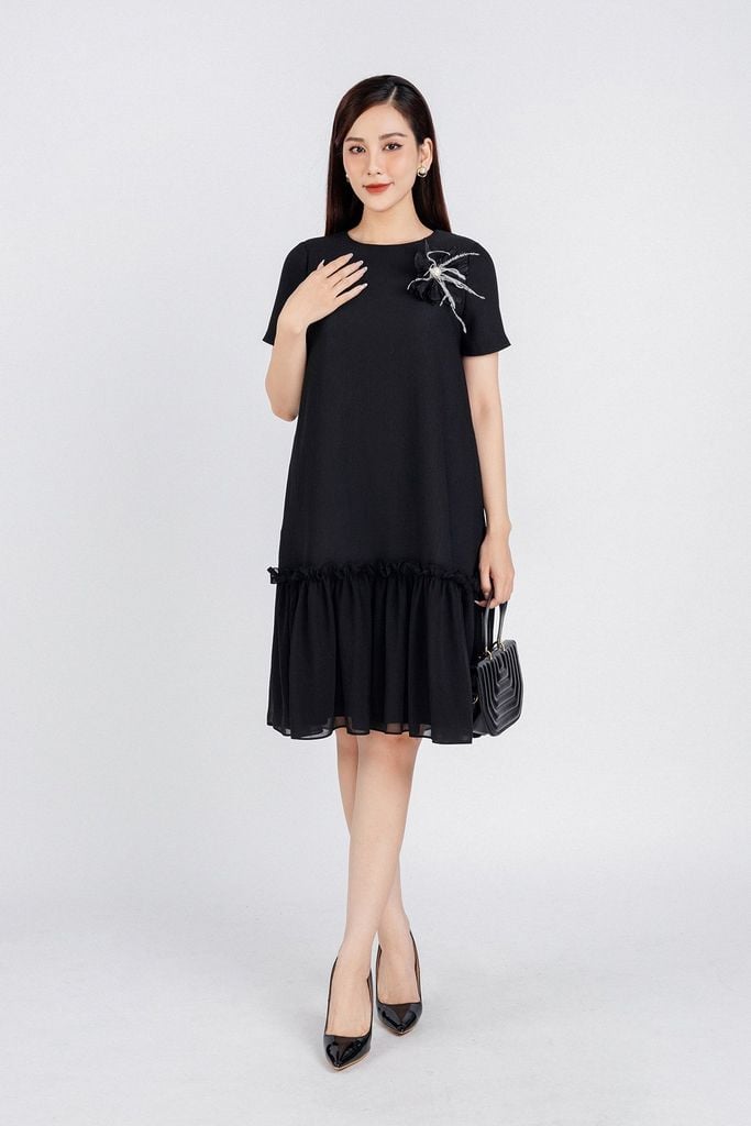 FDP33276 - Đầm dạo phố vải chiffon lót 1 lớp habutai dáng maxi kèm hoa trang trí chân váy rút dúm tạo kiểu- PANTIO