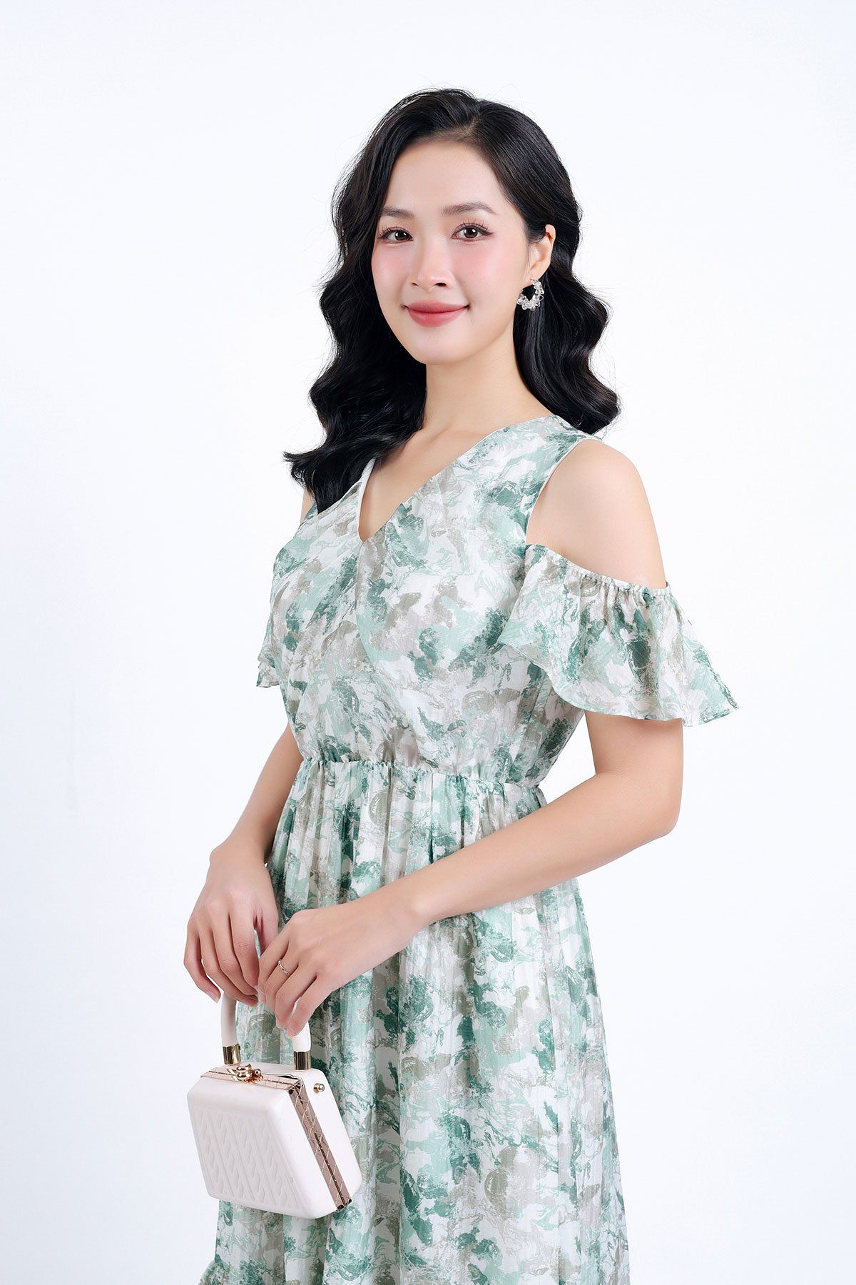 FDP33315 - Đầm dạo phố vải tơ hoa hai lớp lót habutai dáng suông cổ chữ V tay trễ vai eo bo chun gấu váy nhún xếp tầng tạo kiểu - PANTIO