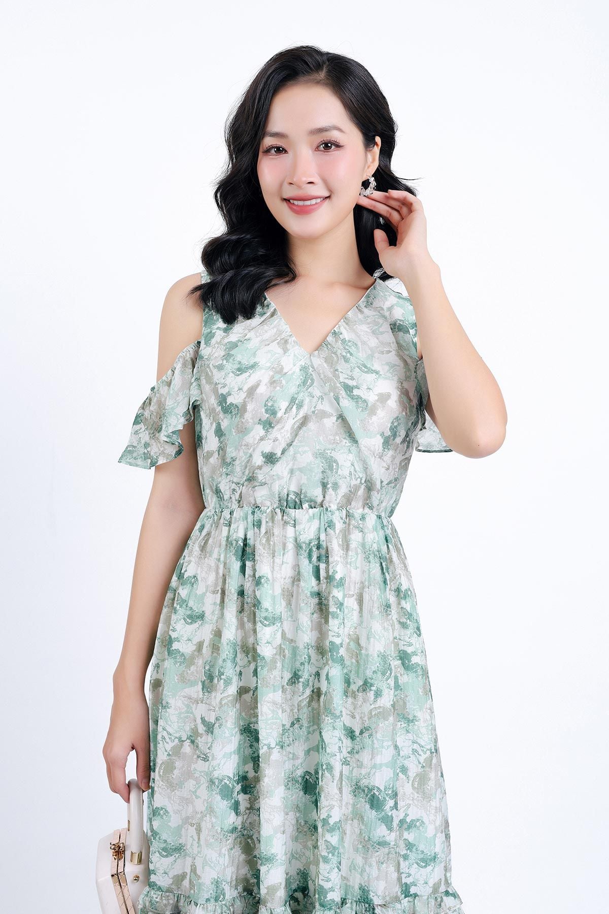 FDP33315 - Đầm dạo phố vải tơ hoa hai lớp lót habutai dáng suông cổ chữ V tay trễ vai eo bo chun gấu váy nhún xếp tầng tạo kiểu - PANTIO