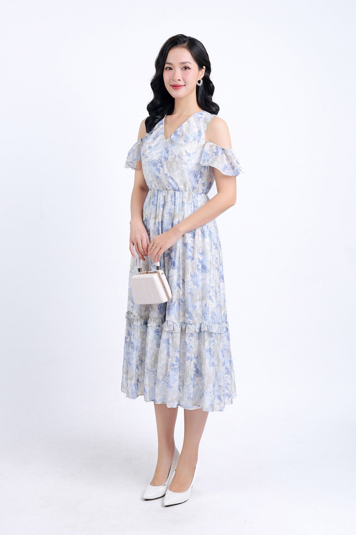 FDP33315 - Đầm dạo phố vải tơ hoa hai lớp lót habutai dáng suông cổ chữ V tay trễ vai eo bo chun gấu váy nhún xếp tầng tạo kiểu - PANTIO