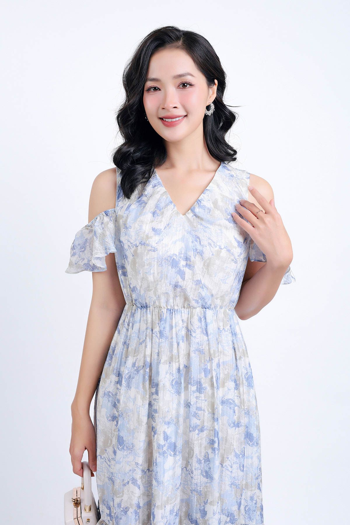 FDP33315 - Đầm dạo phố vải tơ hoa hai lớp lót habutai dáng suông cổ chữ V tay trễ vai eo bo chun gấu váy nhún xếp tầng tạo kiểu - PANTIO