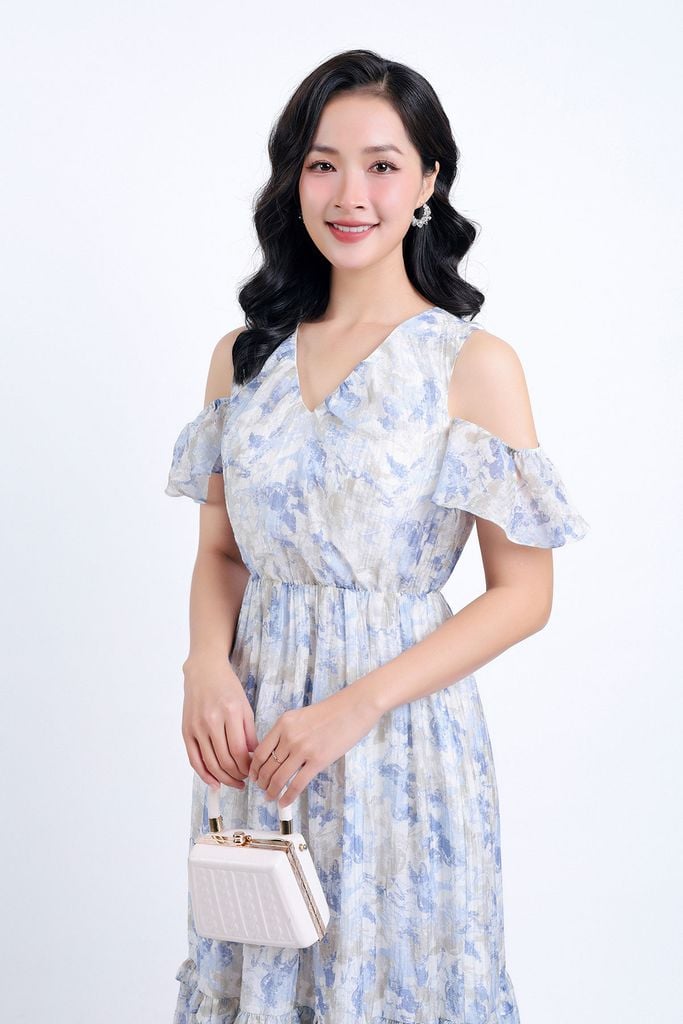 FDP33315 - Đầm dạo phố vải tơ hoa hai lớp lót habutai dáng suông cổ chữ V tay trễ vai eo bo chun gấu váy nhún xếp tầng tạo kiểu - PANTIO