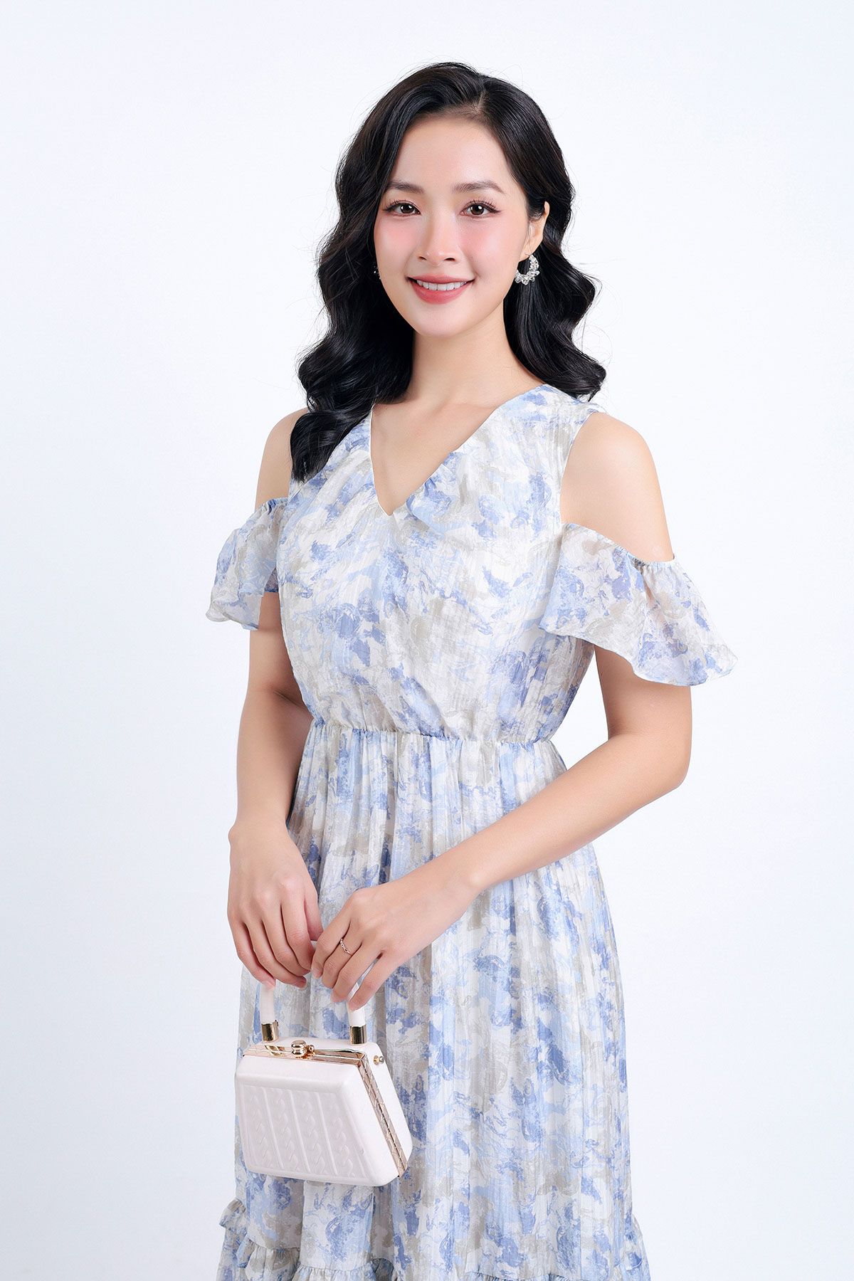 FDP33315 - Đầm dạo phố vải tơ hoa hai lớp lót habutai dáng suông cổ chữ V tay trễ vai eo bo chun gấu váy nhún xếp tầng tạo kiểu - PANTIO