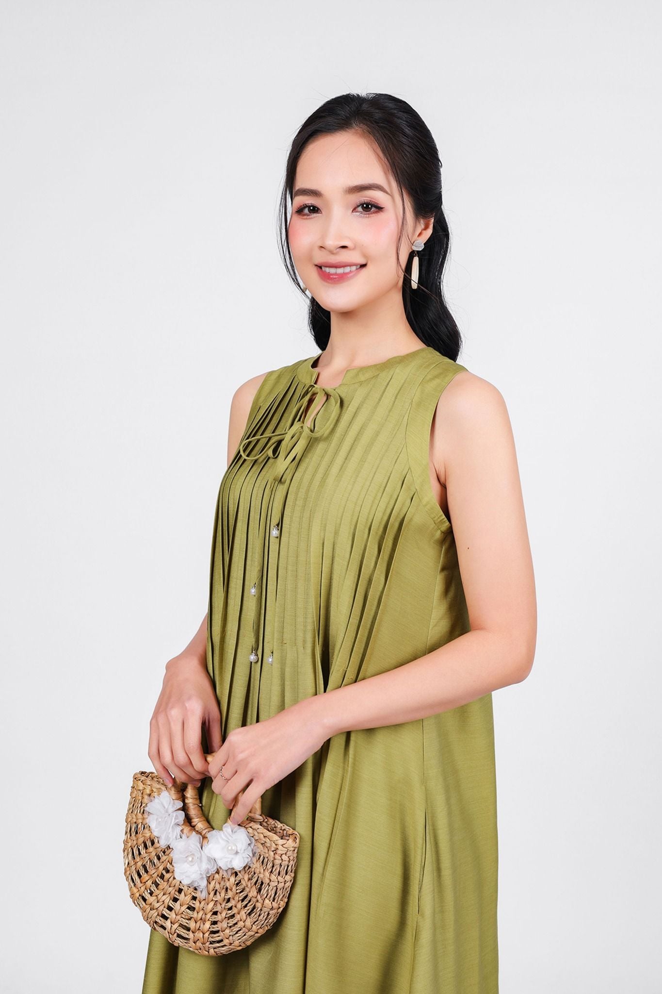 FDP33381 - Đầm dạo phố vải tơ dáng suông cổ tròn đính dây nơ ngực xếp ly tạo kiểu - PANTIO