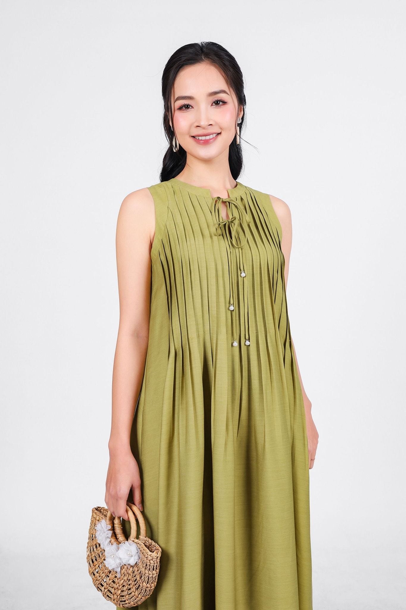 FDP33381 - Đầm dạo phố vải tơ dáng suông cổ tròn đính dây nơ ngực xếp ly tạo kiểu - PANTIO