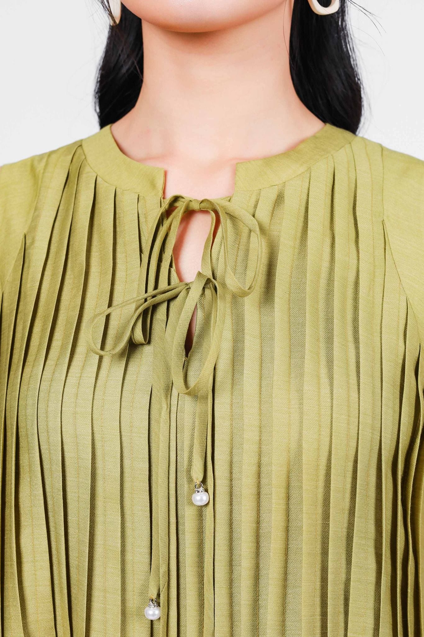 FDP33381 - Đầm dạo phố vải tơ dáng suông cổ tròn đính dây nơ ngực xếp ly tạo kiểu - PANTIO