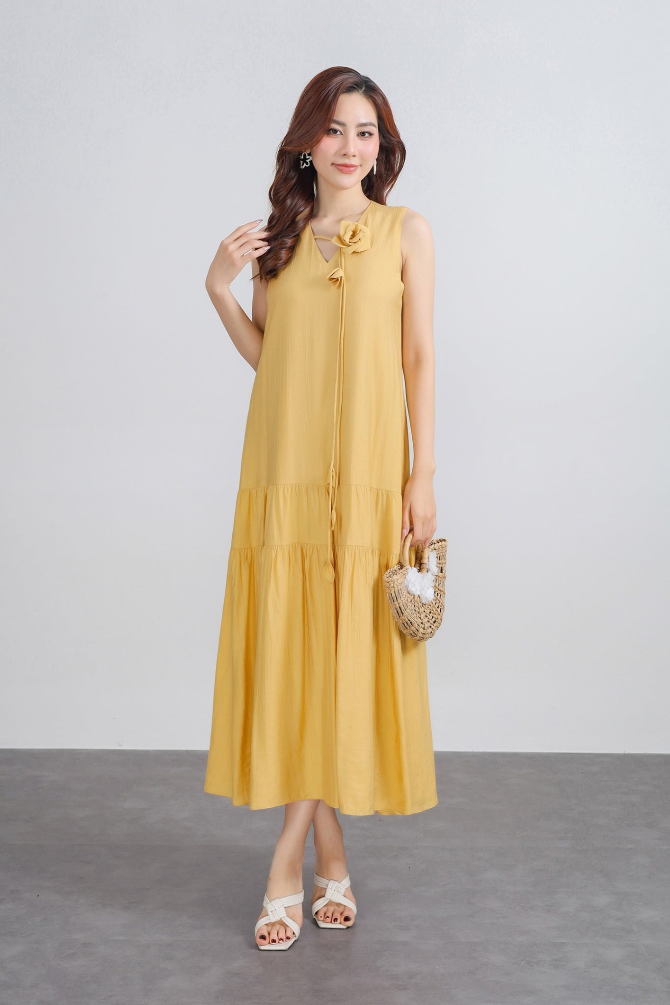 FDP33493 - Đầm dạo phố vải thô mỏng dáng suông cổ xẻ V đính hoa 3d tạo kiểu thân váy xếp tầng thời trang - PANTIO