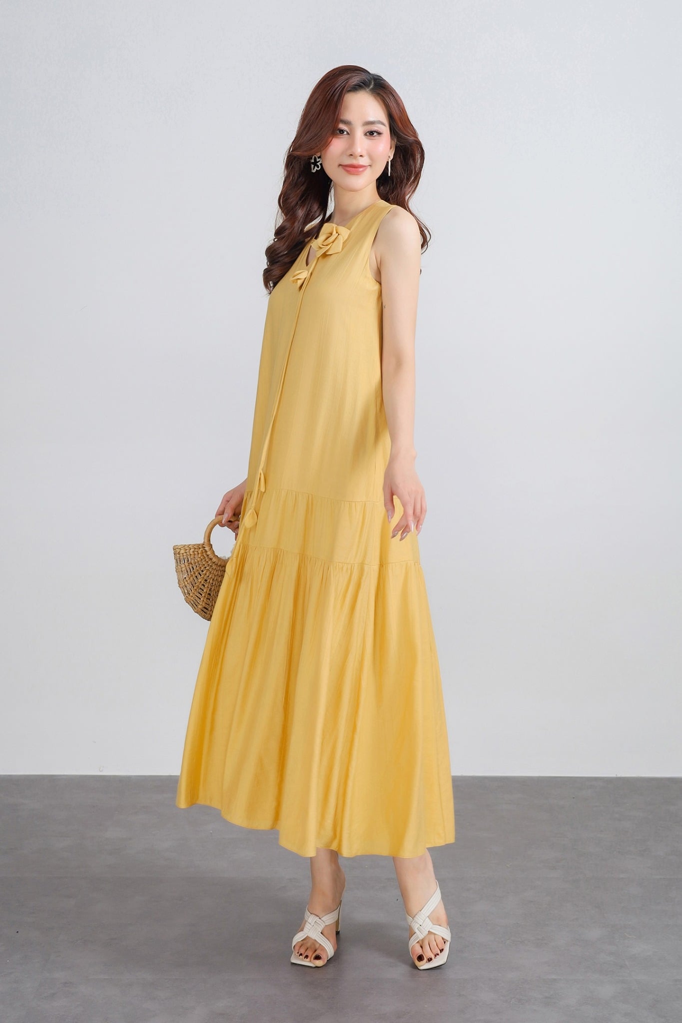 FDP33493 - Đầm dạo phố vải thô mỏng dáng suông cổ xẻ V đính hoa 3d tạo kiểu thân váy xếp tầng thời trang - PANTIO