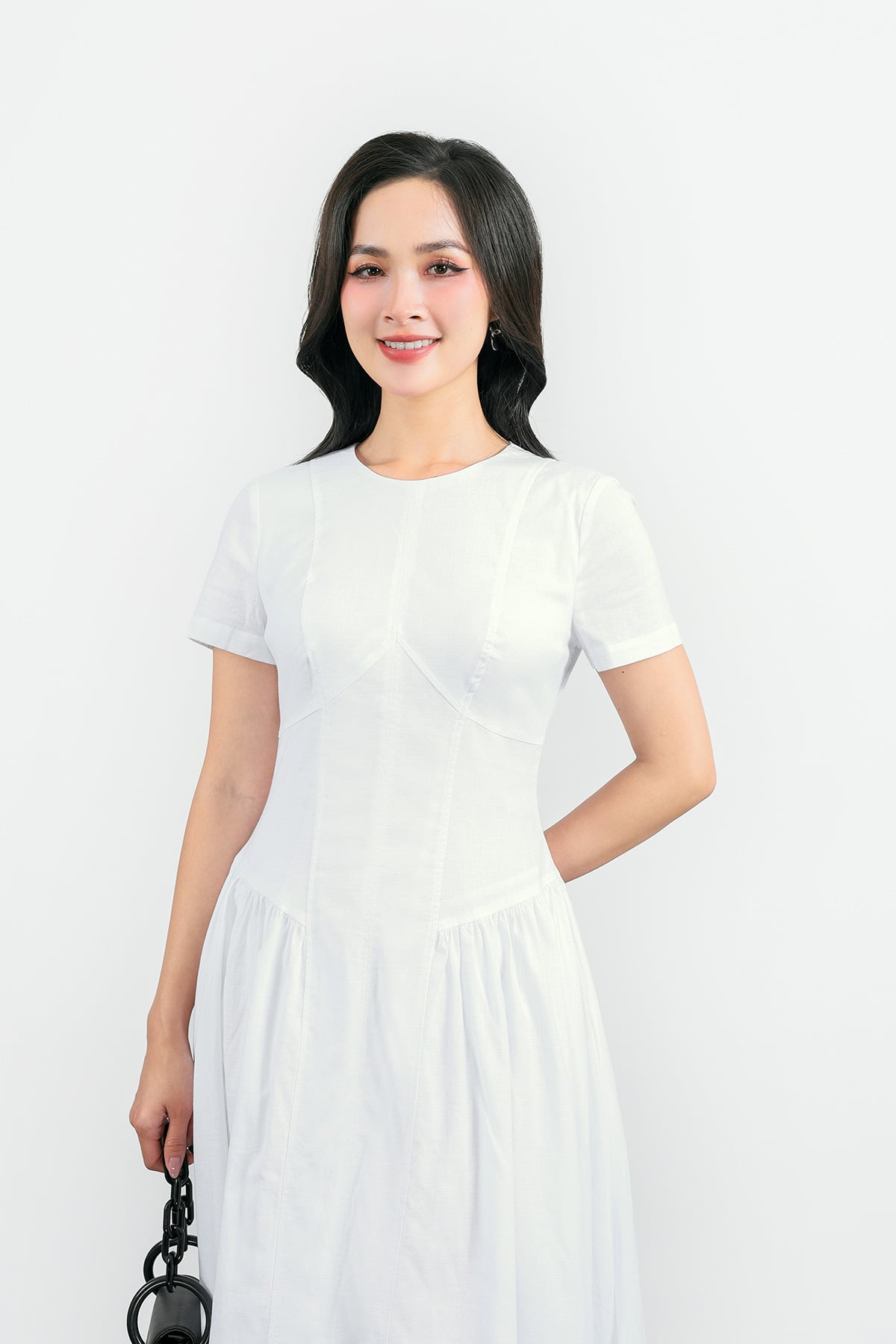 FDP33511 - Đầm dạo phố vải linen cổ tròn thân váy xếp nhún hông tạo xoè khoá thân sau - PANTIO